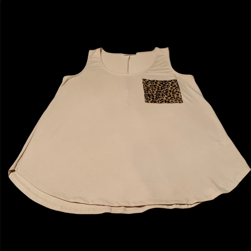 Beige tank top with leopard print pocket